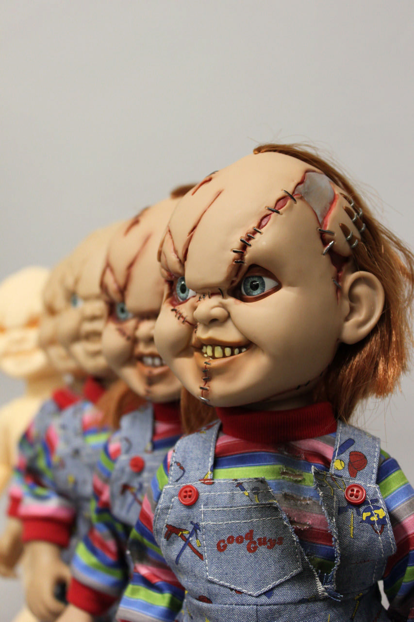 Mezco’s Mega Chucky at different stages of development, there are 179 differences between the 5 dolls shown.