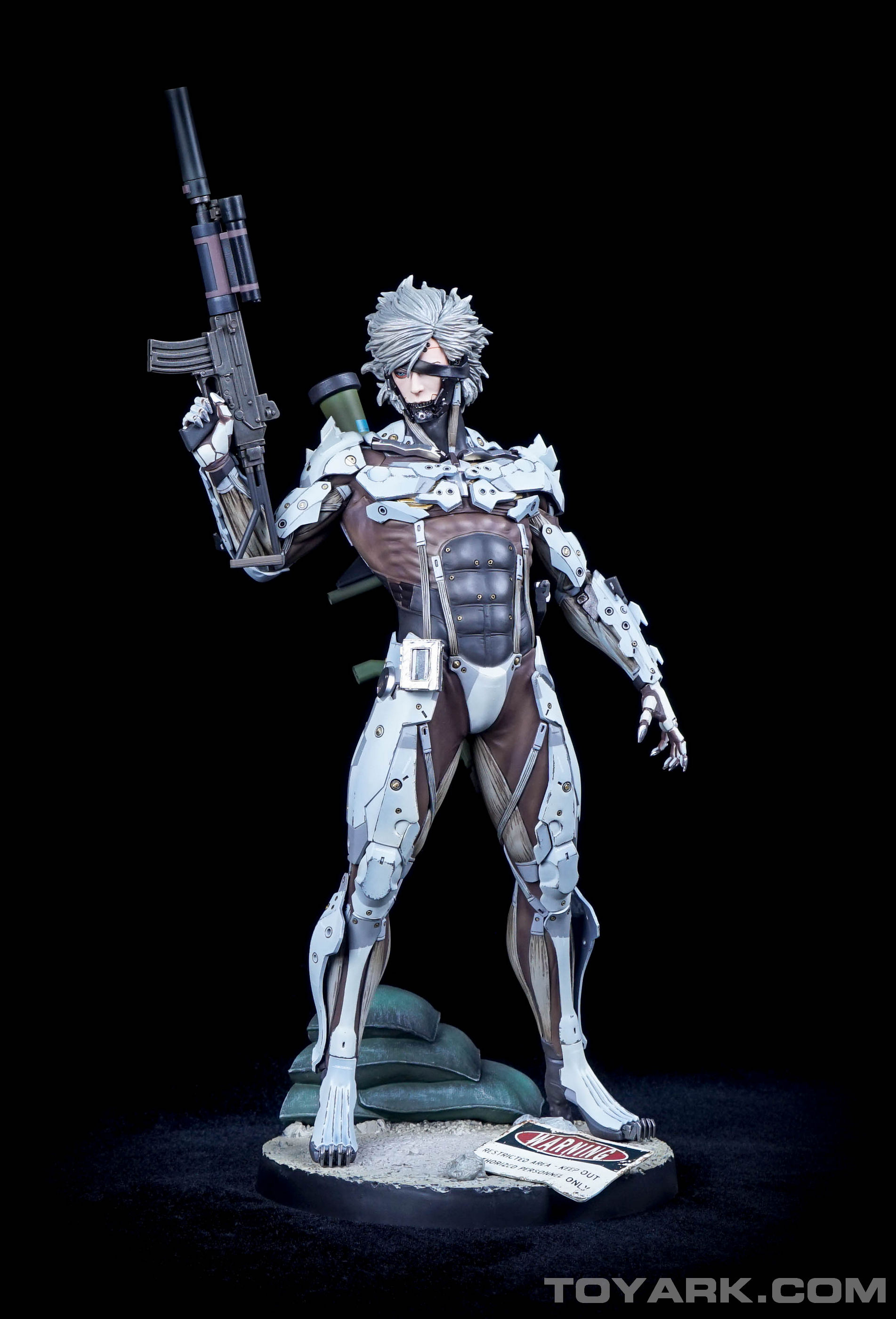 http://www.toyark.com/wp-content/uploads/2015/09/MGSV-Raiden-White-Armor-Statue-010.jpg