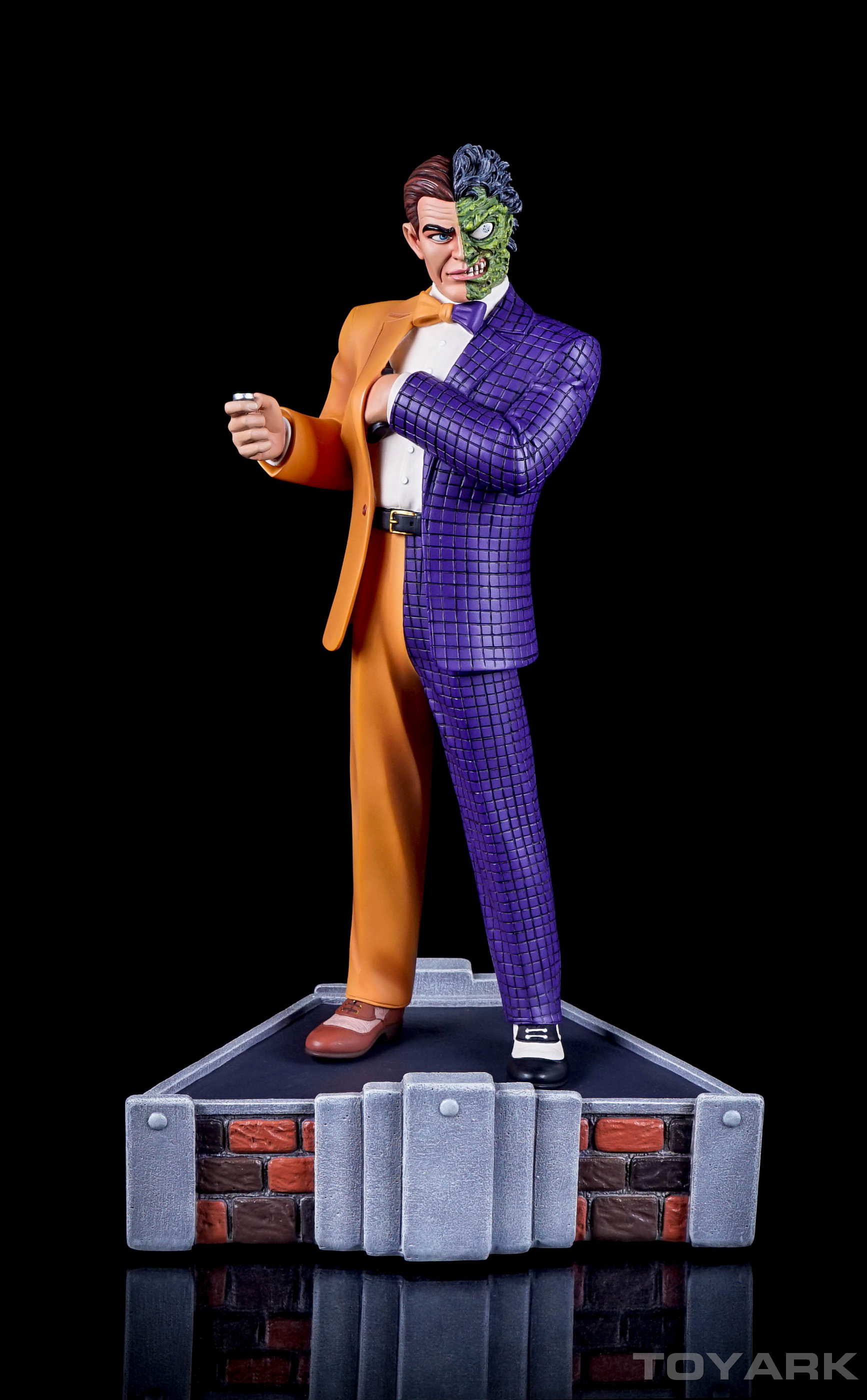 http://www.toyark.com/wp-content/uploads/2016/03/Tweeterhead-DC-Comics-Two-Face-Maquette-001.jpg