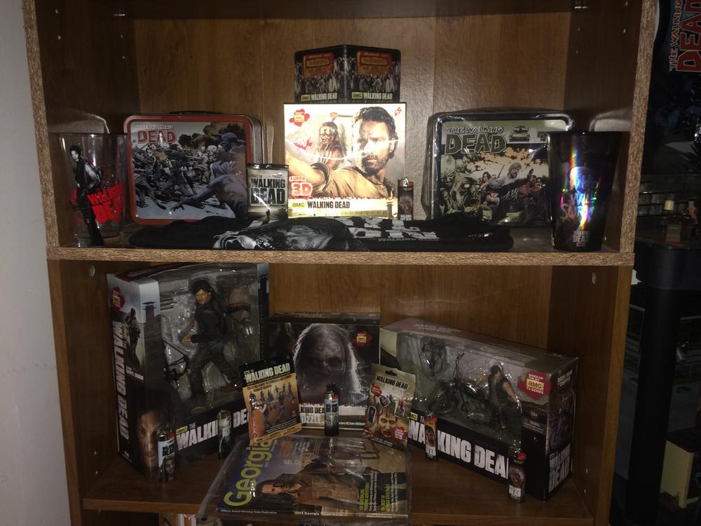 Two different lunch boxes, 6 bic walking dead lighters, 2 glass collector cups, two puzzles, 10in Daryl Dixon figure, Daryl Dixon with chopper box set I've got two