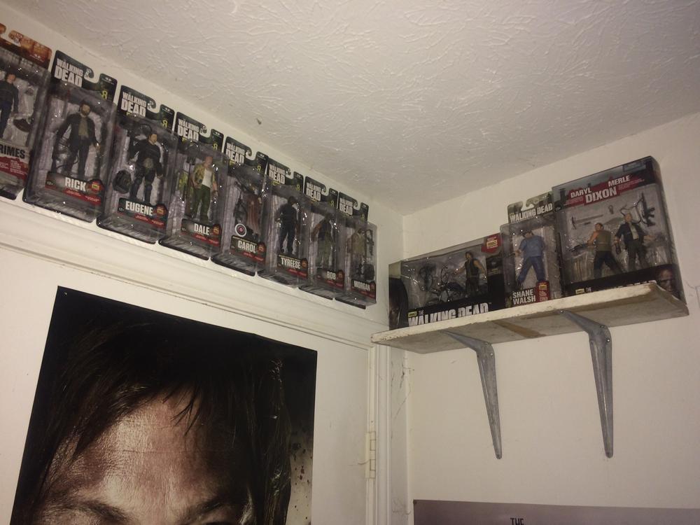 Here's the other figures I couldn't fit in the full room picture