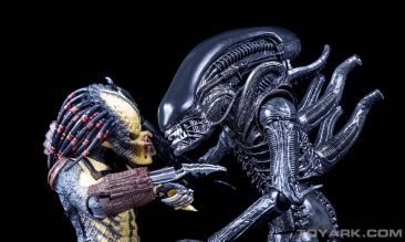 Toyark First Look - Alien vs Predator Toys R Us Exclusive Kenner Style 2-Pack  by NECA - The Toyark - News