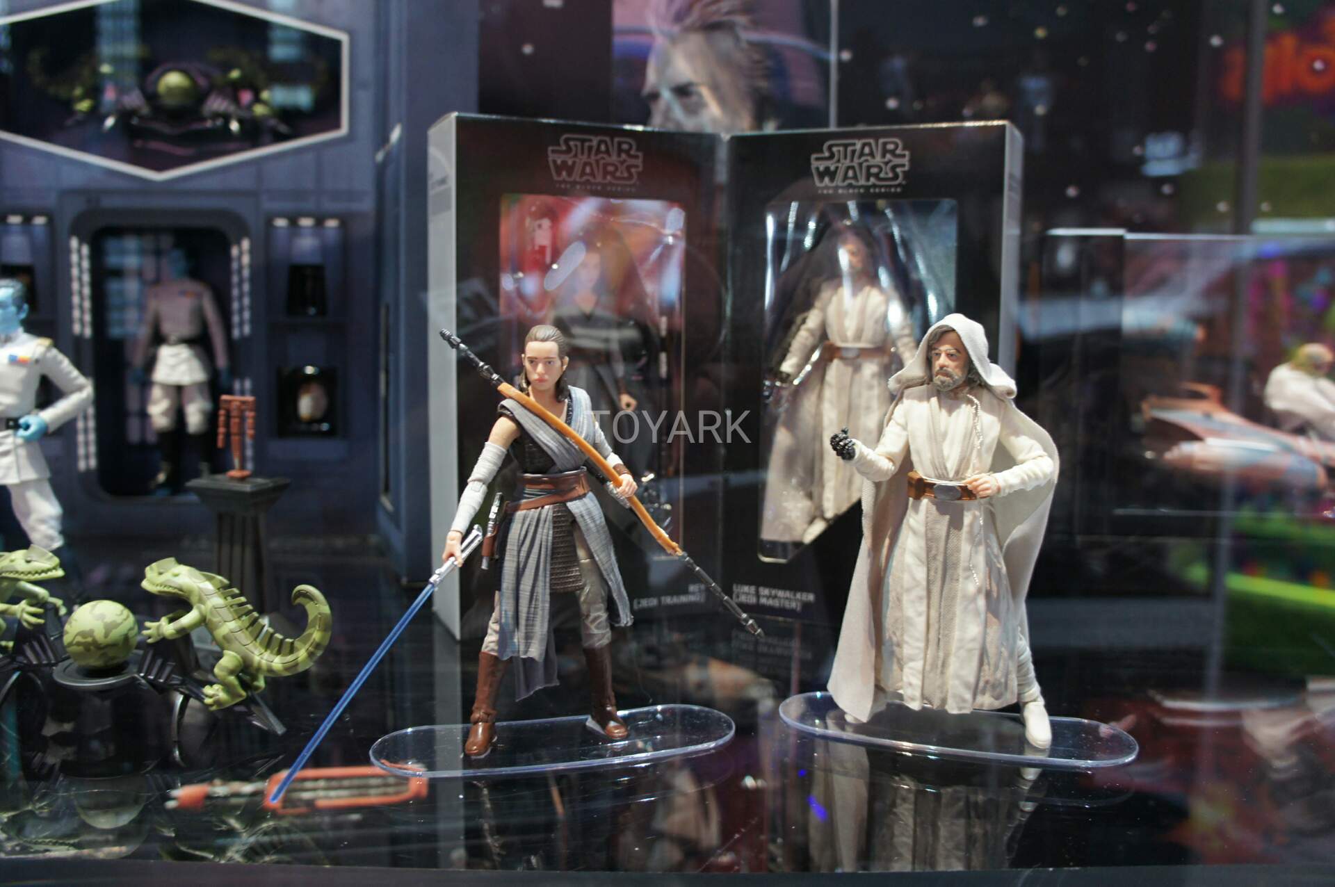 https://www.toyark.com/wp-content/uploads/2017/07/SDCC-2017-Hasbro-Star-Wars-Luke-and-Rey-001.jpg