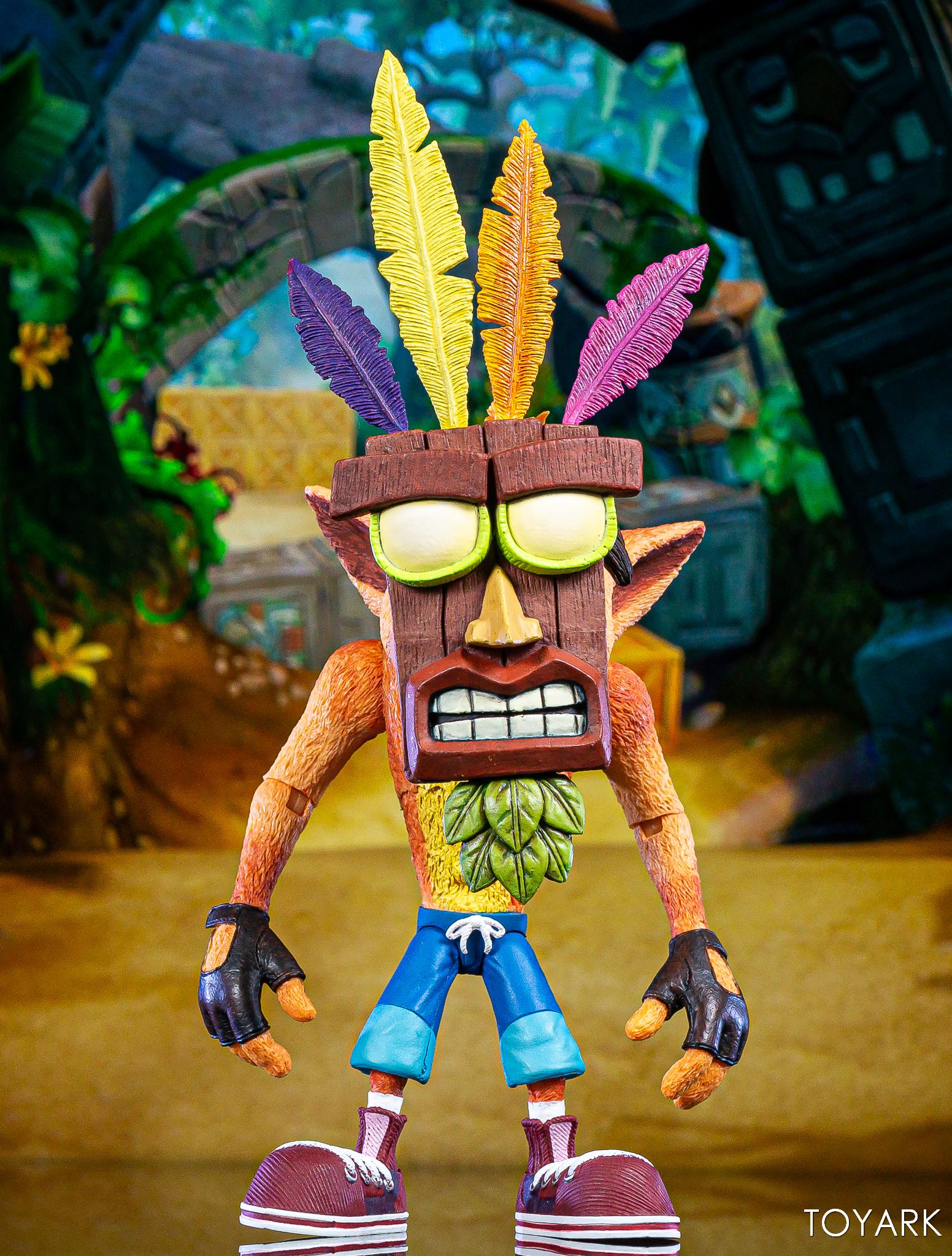 https://www.toyark.com/wp-content/uploads/2019/06/Crash-with-Aku-Aku-Mask-NECA-012.jpg
