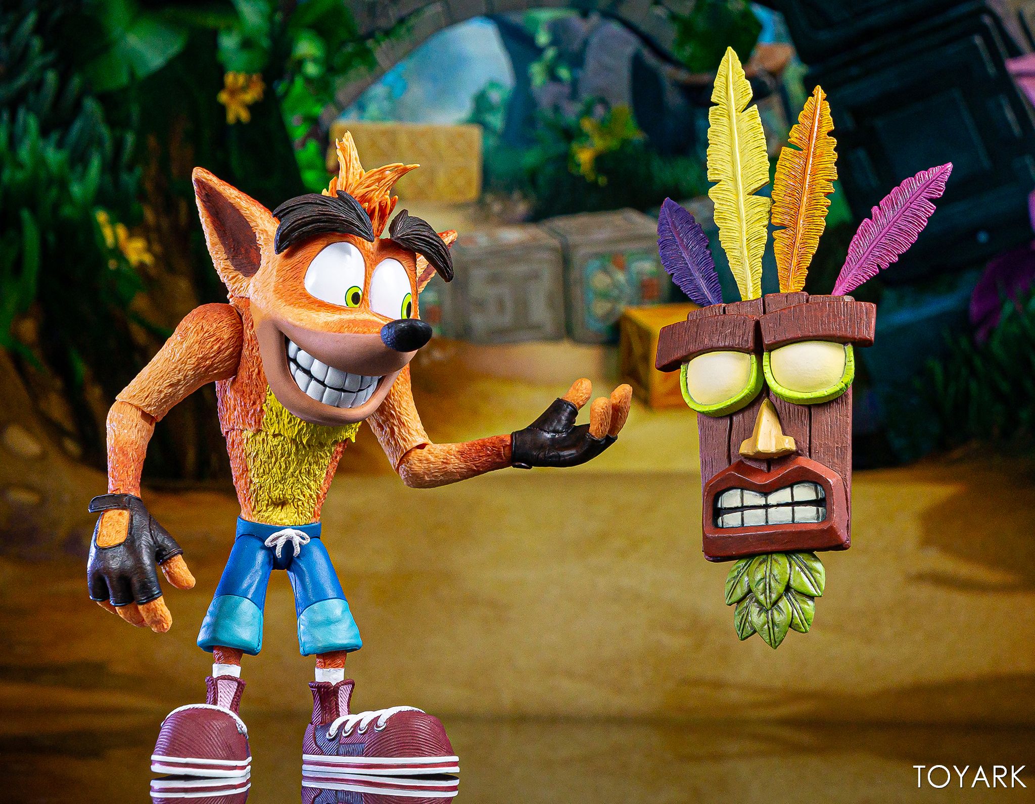 https://www.toyark.com/wp-content/uploads/2019/06/Crash-with-Aku-Aku-Mask-NECA-026.jpg