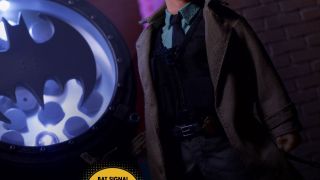 Mezco Jim Gordon and Bat Signal Set 005