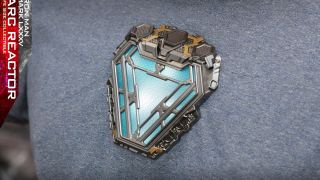 Hot Toys Endgame Arc Reactor 004