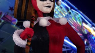 Mezco Deluxe Harley Quinn 001