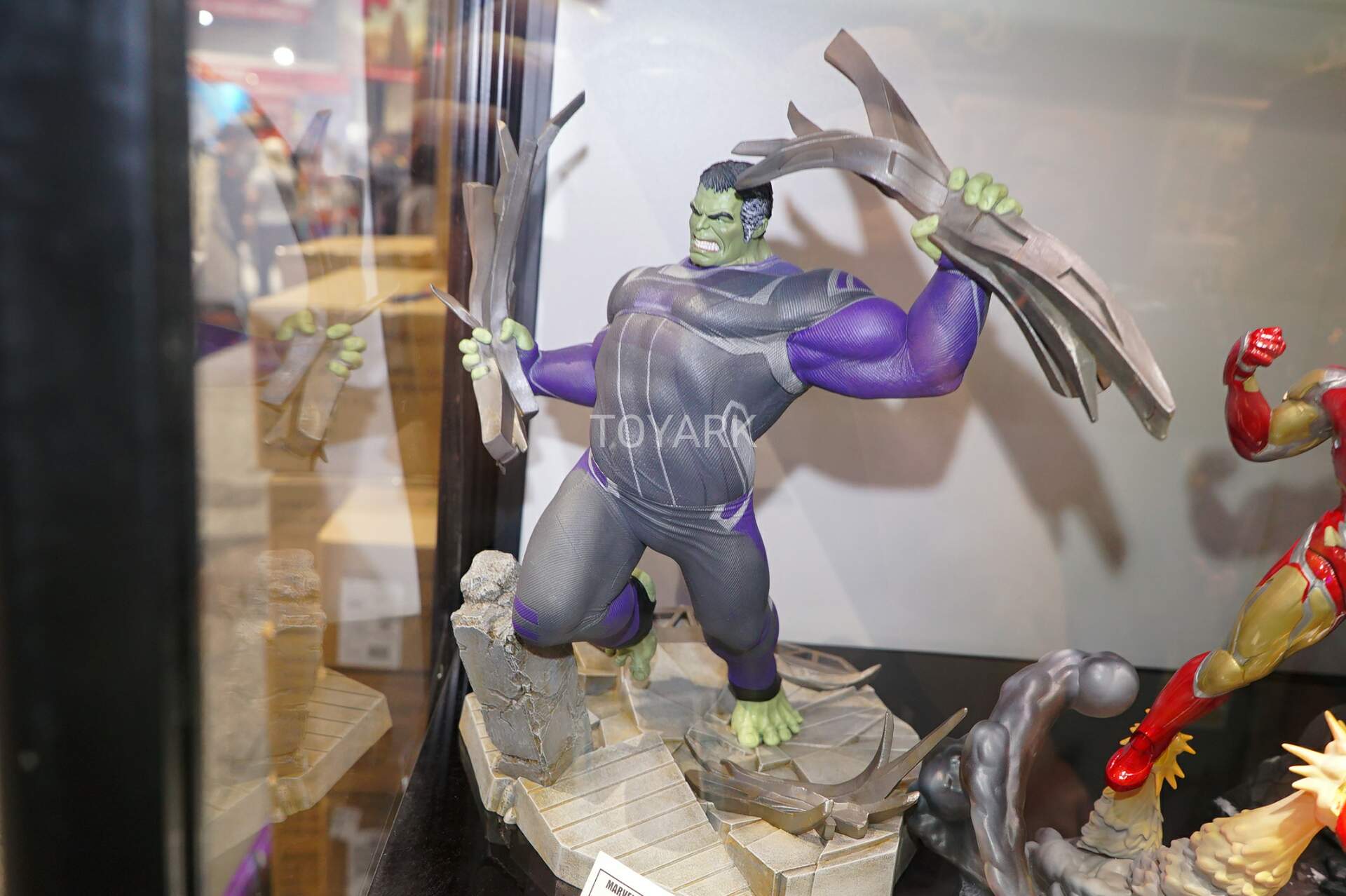 Diamond Marvel Gallery Figurine - Avengers Endgame - Tracksuit Hulk