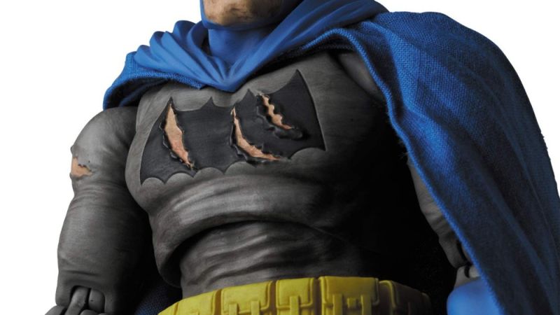 MAFEX Dark Knight Triumphant Batman 005