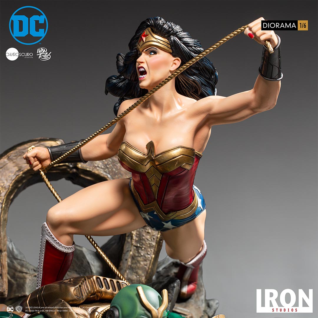 DC Comics - Wonder Woman vs Darkseid Statue by Iron Studios.