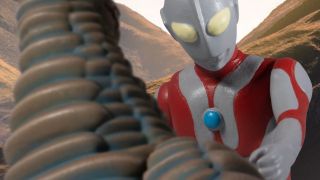 Mezco 5 Points Ultraman and Red King 005