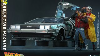 Hot Toys BTTF2 DeLorean 015