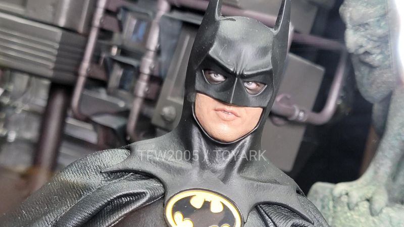 Hot Toys Batman feature