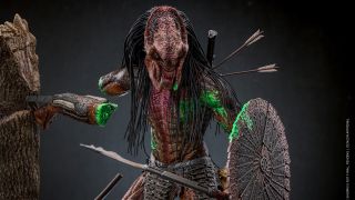 Hot toys Battle Damaged Feral Predator 015